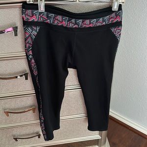Size 6 black with geometric design pattern trim capri leggings